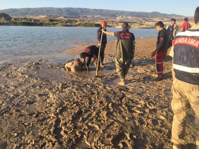 Kahramanmaraş'ta bataklığa saplanan kişi kurtarıldı